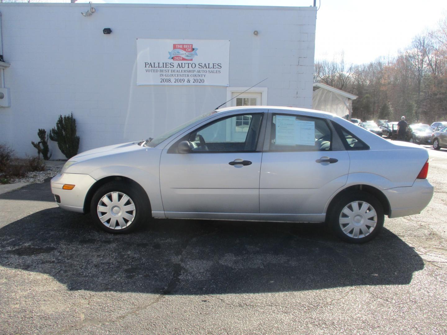 2007 SILVER Ford Focus (1FAHP34N27W) with an 2.0L L4 DOHC 16V engine, AUTOMATIC transmission, located at 540a Delsea Drive, Sewell, NJ, 08080, (856) 589-6888, 39.752560, -75.111206 - Photo#2